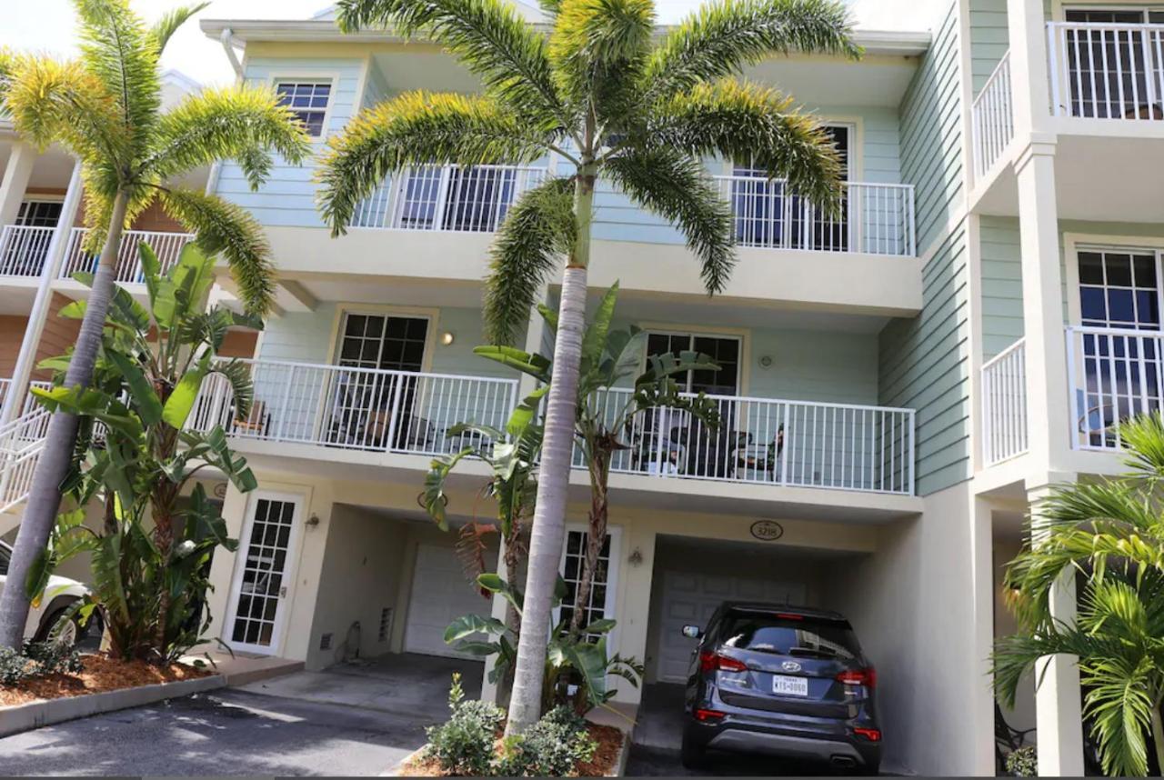 Beautiful New Luxury Townhome With Private Beach And Swimming Pools Ruskin Luaran gambar