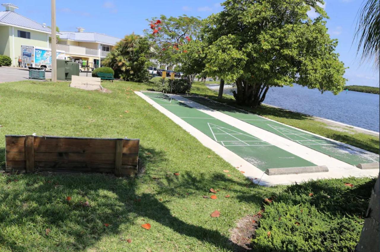 Beautiful New Luxury Townhome With Private Beach And Swimming Pools Ruskin Luaran gambar