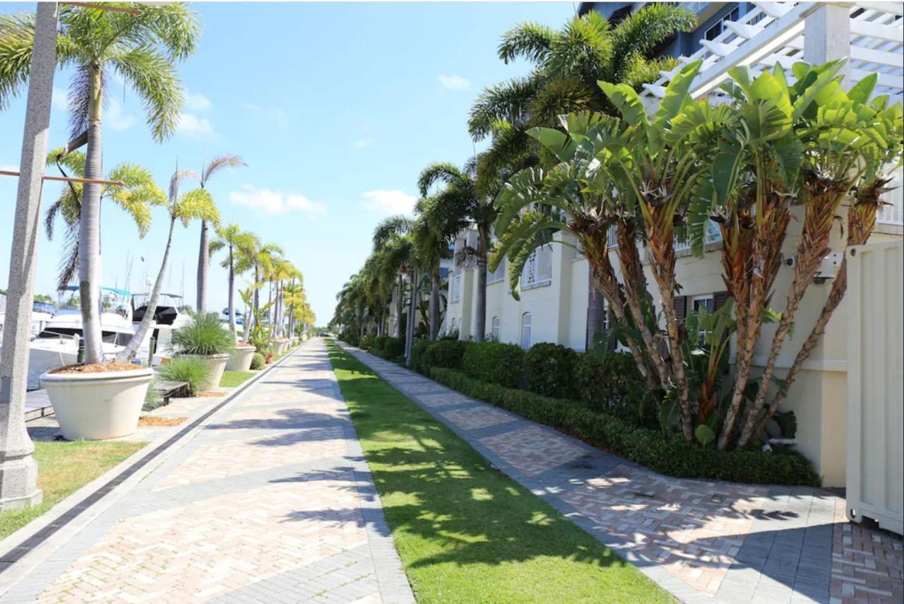 Beautiful New Luxury Townhome With Private Beach And Swimming Pools Ruskin Luaran gambar