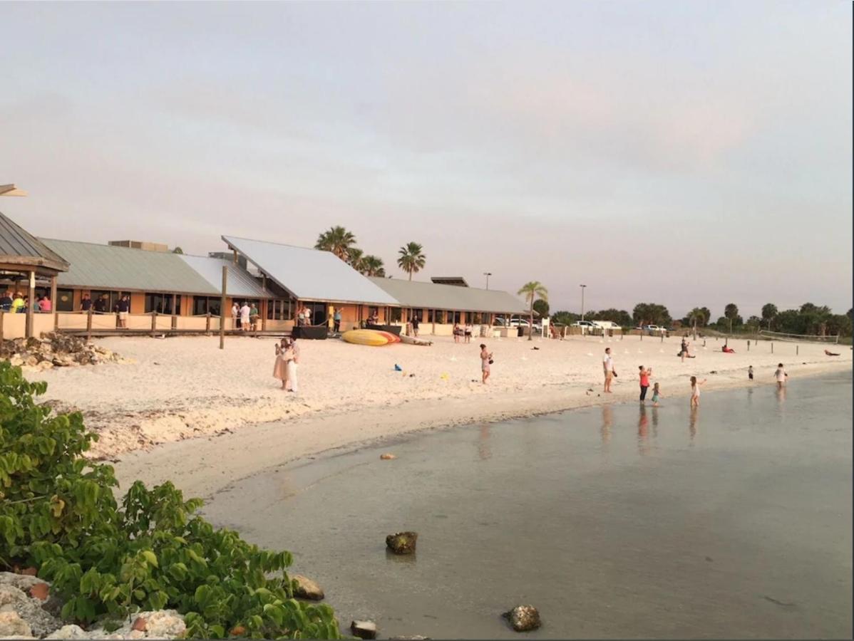 Beautiful New Luxury Townhome With Private Beach And Swimming Pools Ruskin Luaran gambar