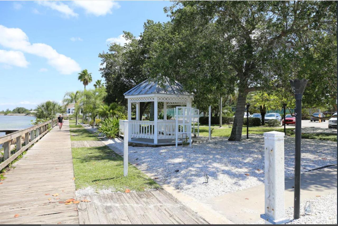 Beautiful New Luxury Townhome With Private Beach And Swimming Pools Ruskin Luaran gambar