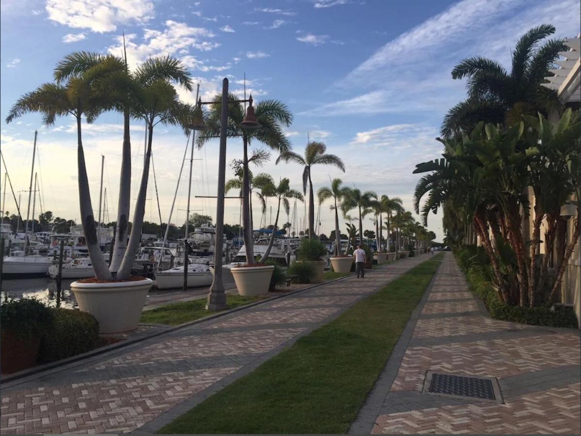 Beautiful New Luxury Townhome With Private Beach And Swimming Pools Ruskin Luaran gambar