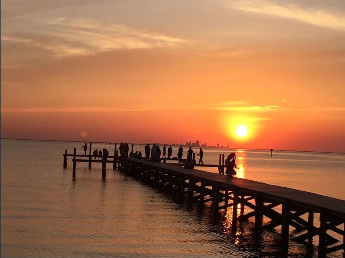 Beautiful New Luxury Townhome With Private Beach And Swimming Pools Ruskin Luaran gambar